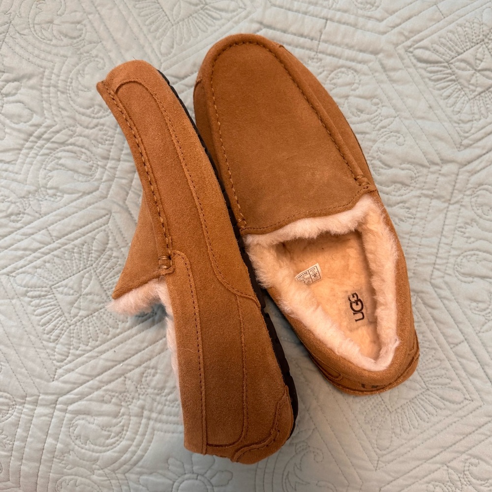Men’s UGG house slippers— worn once!